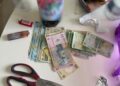 Un elev de 16 ani vindea canabis și ecstasy altor minori și tineri cu bani. Își promova drogurile pe o aplicație și le vindea de acasă, când părinții lipseau. DIICOT a găsit 38 de pastile ecstasy pregătite pentru vânzare