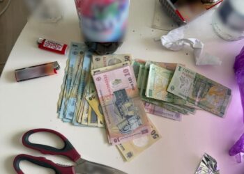 Un elev de 16 ani vindea canabis și ecstasy altor minori și tineri cu bani. Își promova drogurile pe o aplicație și le vindea de acasă, când părinții lipseau. DIICOT a găsit 38 de pastile ecstasy pregătite pentru vânzare