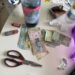 Un elev de 16 ani vindea canabis și ecstasy altor minori și tineri cu bani. Își promova drogurile pe o aplicație și le vindea de acasă, când părinții lipseau. DIICOT a găsit 38 de pastile ecstasy pregătite pentru vânzare