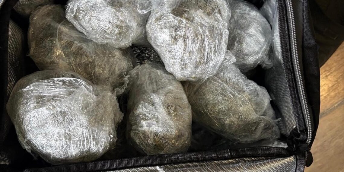 Tânăr de 23 de ani, prins în flagrant în București când se pregătea să vândă canabis. DIICOT a găsit peste un kilogram de ”iarbă”, porționat pentru vânzare