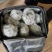 Tânăr de 23 de ani, prins în flagrant în București când se pregătea să vândă canabis. DIICOT a găsit peste un kilogram de ”iarbă”, porționat pentru vânzare