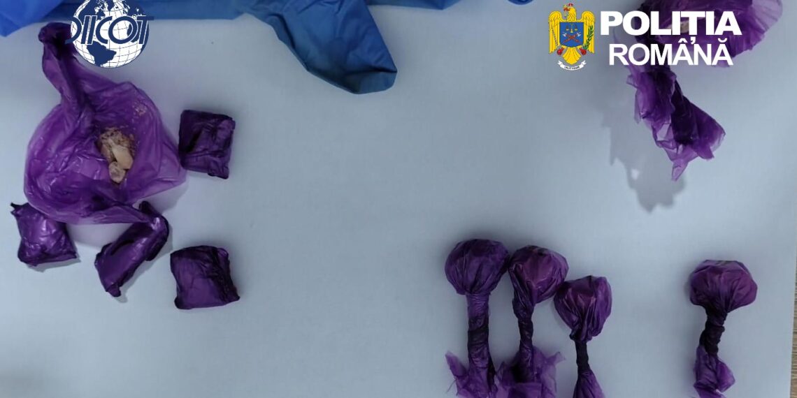 Și-a transformat orașul în ”depozit” de droguri. Ascundea ”marfa” și trimitea locația cumpărătorilor. Tânăr de 20 de ani, prins cu ecstasy și 4-CMC