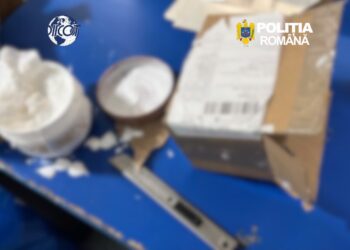 Un tânăr de 28 de ani a comandat droguri din Germania printr-o firmă de curierat internațional, pentru a le vinde în România. A fost prins de polițiști imediat după ce a ridicat coletul