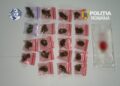 Tânăr de 28 de ani, prins la Craiova cu 19 punguțe de canabis pregătite pentru vânzare. Polițiștii i-au mai găsit șapte plicuri ascunse în haine