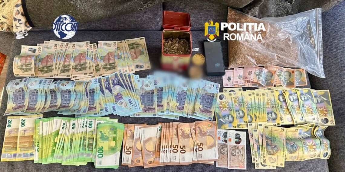 Bărbat de 51 de ani, arestat preventiv după ce a vândut timp de peste trei ani substanțe psihoactive cu 20 de lei plicul. Își primea clienții acasă și ascundea marfa într-o anexă a blocului