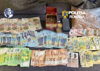 Bărbat de 51 de ani, arestat preventiv după ce a vândut timp de peste trei ani substanțe psihoactive cu 20 de lei plicul. Își primea clienții acasă și ascundea marfa într-o anexă a blocului