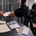 Un deținut recidivist și o rudă de-a sa ar fi introdus droguri în penitenciar prin scrisori. Hârtiile erau impregnate cu substanțe psihoactive și vândute altor pușcăriași