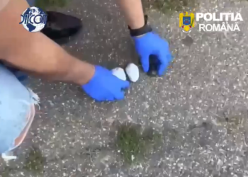 Tânăr de 25 de ani, prins în flagrant cu mai multe doze de canabis. Vindea drogurile cu 60-70 de lei gramul și a fost arestat preventiv