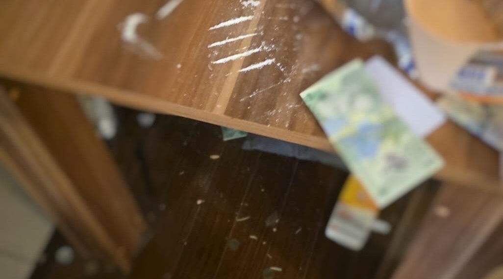 Traficant de droguri, prins la Cluj-Napoca în timp ce vindea 200 de grame de ”cristal” pentru 9.000 de lei. La domiciliul furnizorului său, polițiștii au găsit alte 700 de grame de droguri și ciuperci halucinogene