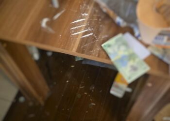 Traficant de droguri, prins la Cluj-Napoca în timp ce vindea 200 de grame de ”cristal” pentru 9.000 de lei. La domiciliul furnizorului său, polițiștii au găsit alte 700 de grame de droguri și ciuperci halucinogene