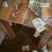 Traficant de droguri, prins la Cluj-Napoca în timp ce vindea 200 de grame de ”cristal” pentru 9.000 de lei. La domiciliul furnizorului său, polițiștii au găsit alte 700 de grame de droguri și ciuperci halucinogene