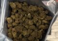Doi tineri de 20 și 23 de ani, prinși în București în timp ce preluau și predau un colet cu peste 1,2 kilograme de canabis. Reținuți de DIICOT, după două acțiuni succesive
