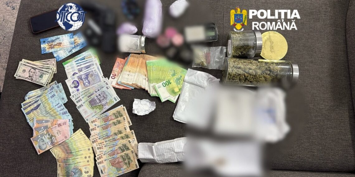 Cinci traficanți de droguri, printre care două rude, reținuți. Vindeau canabis, cocaină și droguri sintetice. Polițiștii au găsit bani în cinci valute și un pistol