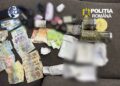 Cinci traficanți de droguri, printre care două rude, reținuți. Vindeau canabis, cocaină și droguri sintetice. Polițiștii au găsit bani în cinci valute și un pistol