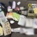 Cinci traficanți de droguri, printre care două rude, reținuți. Vindeau canabis, cocaină și droguri sintetice. Polițiștii au găsit bani în cinci valute și un pistol