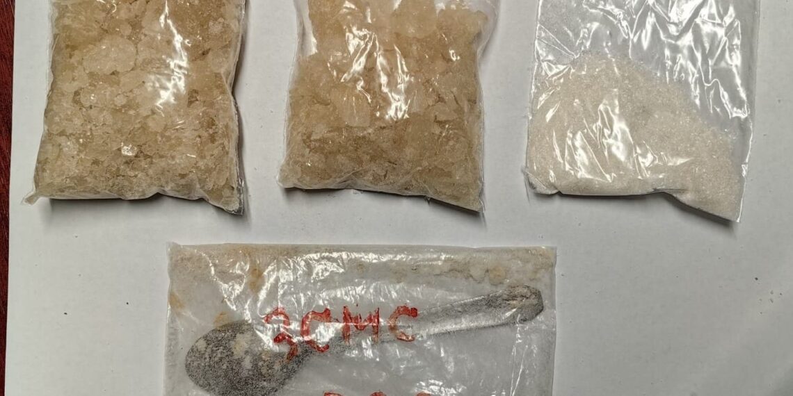 Tânăr de 22 de ani, prins într-un tren București–Constanța cu 180 de grame de droguri de mare risc, 18 pastile ecstasy și un cântar de precizie. A fost arestat preventiv