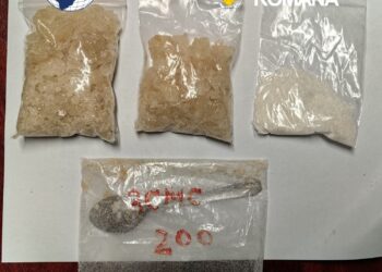 Tânăr de 22 de ani, prins într-un tren București–Constanța cu 180 de grame de droguri de mare risc, 18 pastile ecstasy și un cântar de precizie. A fost arestat preventiv