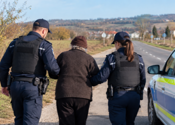 O femeie a plecat dintr-un centru pentru persoane cu dizabilități din Mihoveni și a pornit pe jos spre casă, la Cajvana. Polițiștii au găsit-o în Părhăuți
