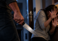 Cinci ani și două luni de închisoare pentru un individ care și-a înjunghiat fosta iubită în gât, după ce femeia a refuzat să se împace cu el. Intrase peste ea în apartament