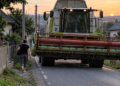 O combină agricolă a lovit o femeie care mergea regulamentar pe marginea drumului, la Zvoriștea. Utilajul nu era nici înmatriculat, nici înregistrat