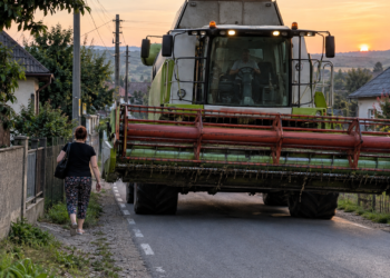 O combină agricolă a lovit o femeie care mergea regulamentar pe marginea drumului, la Zvoriștea. Utilajul nu era nici înmatriculat, nici înregistrat