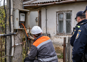 Furt de curent descoperit la o casă nelocuită din Zvoriștea. Energia electrică era trasă printr-un cablu improvizat, care ocolea contorul