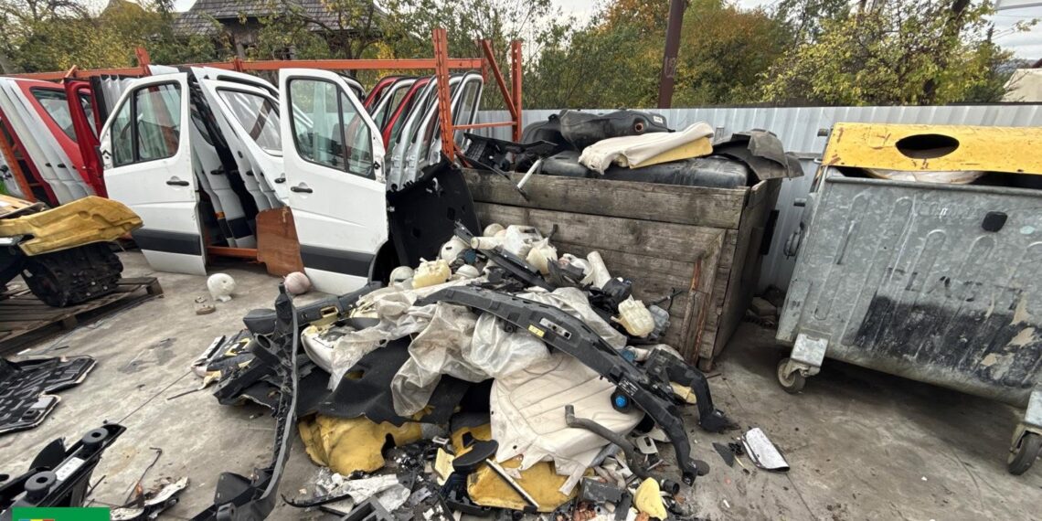 Garda de Mediu Suceava și Poliția au controlat șase locații în care se desfășurau activități cu piese auto uzate și vehicule scoase din uz. Amenzi de 52.500 de lei și o activitate de dezmembrări auto suspendată