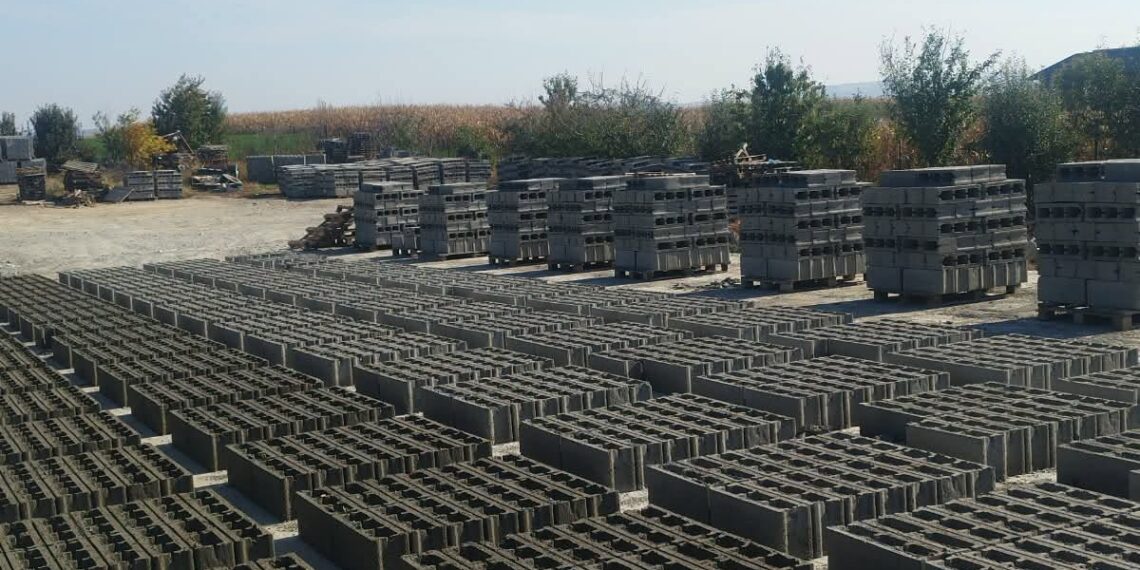Amendă de 30.000 de lei pentru o firmă care producea bolțari fără autorizație de mediu. Activitatea de producție a fost oprită până la intrarea în legalitate