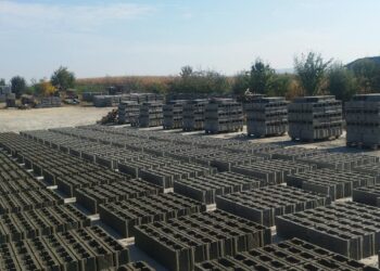 Amendă de 30.000 de lei pentru o firmă care producea bolțari fără autorizație de mediu. Activitatea de producție a fost oprită până la intrarea în legalitate