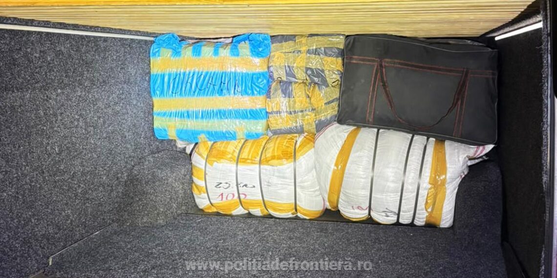 Haine suspectate a fi contrafăcute, în valoare de aproximativ 35.000 de lei, descoperite în bagajele unui bărbat la Vama Siret