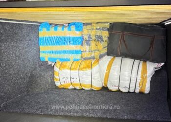 Haine suspectate a fi contrafăcute, în valoare de aproximativ 35.000 de lei, descoperite în bagajele unui bărbat la Vama Siret