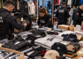 Două magazine din Șcheia, lăsate fără haine contrafăcute în valoare de peste 54.000 de lei. Polițiștii au plecat cu marfa, dar au lăsat amenzi de 71.000 de lei