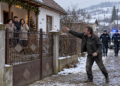Dat afară din casă prin ordin de protecție, un bărbat s-a întors beat în Ajunul Crăciunului și și-a amenințat fosta soție și copiii, aruncând cu pietre spre ei. Curtea de Apel Suceava i-a redus pedeapsa la 4 luni de închisoare cu suspendare