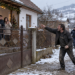 Dat afară din casă prin ordin de protecție, un bărbat s-a întors beat în Ajunul Crăciunului și și-a amenințat fosta soție și copiii, aruncând cu pietre spre ei. Curtea de Apel Suceava i-a redus pedeapsa la 4 luni de închisoare cu suspendare