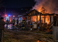 Un bărbat beat a adormit cu țigara aprinsă și a dat foc anexei în care locuia, la Praxia. S-a trezit în ultima clipă și a fugit să-și salveze viața