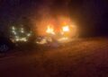 Un autoturism a ars ca o torță în cartierul Ițcani din Suceava. Flăcările au distrus complet mașina și au avariat un alt autoturism parcat în apropiere
