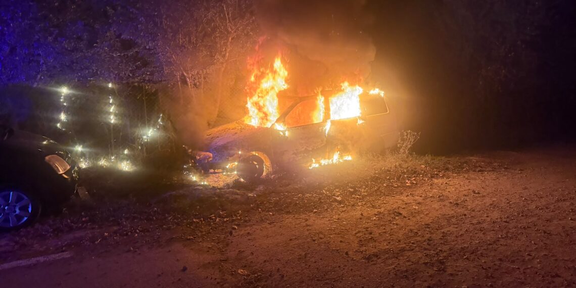 Un autoturism a ars ca o torță în cartierul Ițcani din Suceava. Flăcările au distrus complet mașina și au avariat un alt autoturism parcat în apropiere