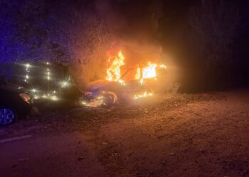Un autoturism a ars ca o torță în cartierul Ițcani din Suceava. Flăcările au distrus complet mașina și au avariat un alt autoturism parcat în apropiere