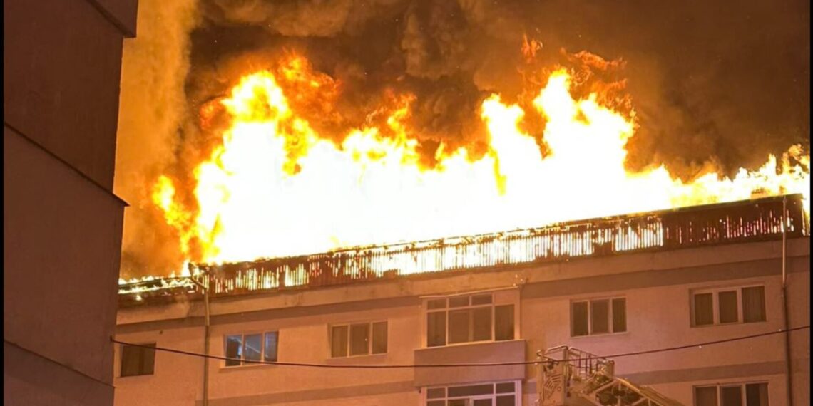 Incendiu devastator la un bloc din Suceava. 400 de metri pătrați de acoperiș au ars, după folosirea unui arzător la lucrări de izolație