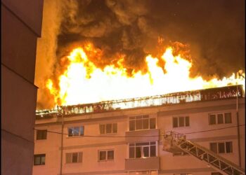 Incendiu devastator la un bloc din Suceava. 400 de metri pătrați de acoperiș au ars, după folosirea unui arzător la lucrări de izolație