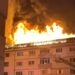 Incendiu devastator la un bloc din Suceava. 400 de metri pătrați de acoperiș au ars, după folosirea unui arzător la lucrări de izolație