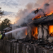 Incendiu la casa unui bătrân de 70 de ani din Humoreni, provocat de un scurtcircuit electric. Un dormitor a fost distrus complet de flăcări