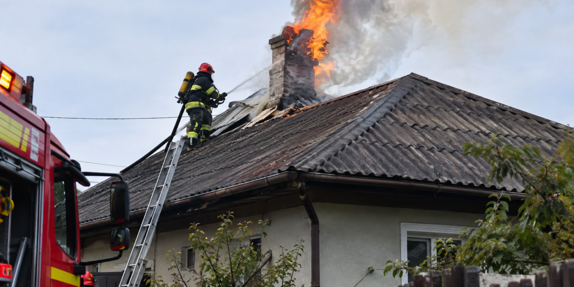 Incendiu la casa unei femei din Mitocu Dragomirnei. Nepoata proprietarei a observat flăcările și a sunat la 112