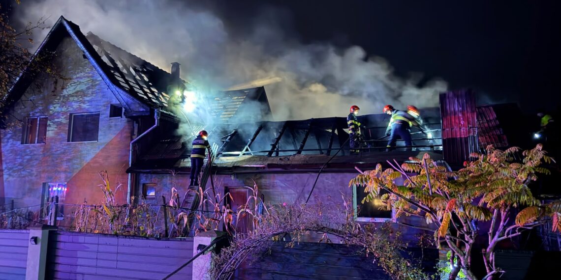 Incendiu puternic la o gospodărie din Frumosu. Acoperișul casei și o anexă au fost distruse de flăcări, pe o suprafață de 250 de metri pătrați. Focul ar fi pornit de la un cablu electric defect