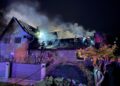 Incendiu puternic la o gospodărie din Frumosu. Acoperișul casei și o anexă au fost distruse de flăcări, pe o suprafață de 250 de metri pătrați. Focul ar fi pornit de la un cablu electric defect
