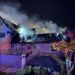Incendiu puternic la o gospodărie din Frumosu. Acoperișul casei și o anexă au fost distruse de flăcări, pe o suprafață de 250 de metri pătrați. Focul ar fi pornit de la un cablu electric defect