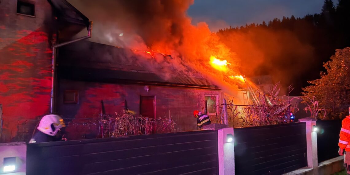 Incendiu puternic la o gospodărie din Frumosu. Acoperișul casei și o anexă au fost distruse de flăcări, pe o suprafață de 250 de metri pătrați. Focul ar fi pornit de la un cablu electric defect