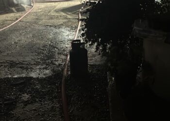 Incendiu puternic la Hancea. O casă de aproximativ 200 de metri pătrați a ars complet, după un scurtcircuit la contorul electric