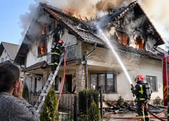 Incendiu cu pagube de circa 100.000 de lei la o casă din Bucșoaia. O vecină a observat fumul gros care ieșea de la mansardă și a dat alarma