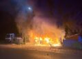 Un tânăr de 18 ani a făcut scrum un Passat, după ce a intrat cu mașina într-un gard și într-un copac, la Rușii-Mănăstioara. Autoturismul a fost mistuit de flăcări, iar șoferul a ajuns la spital